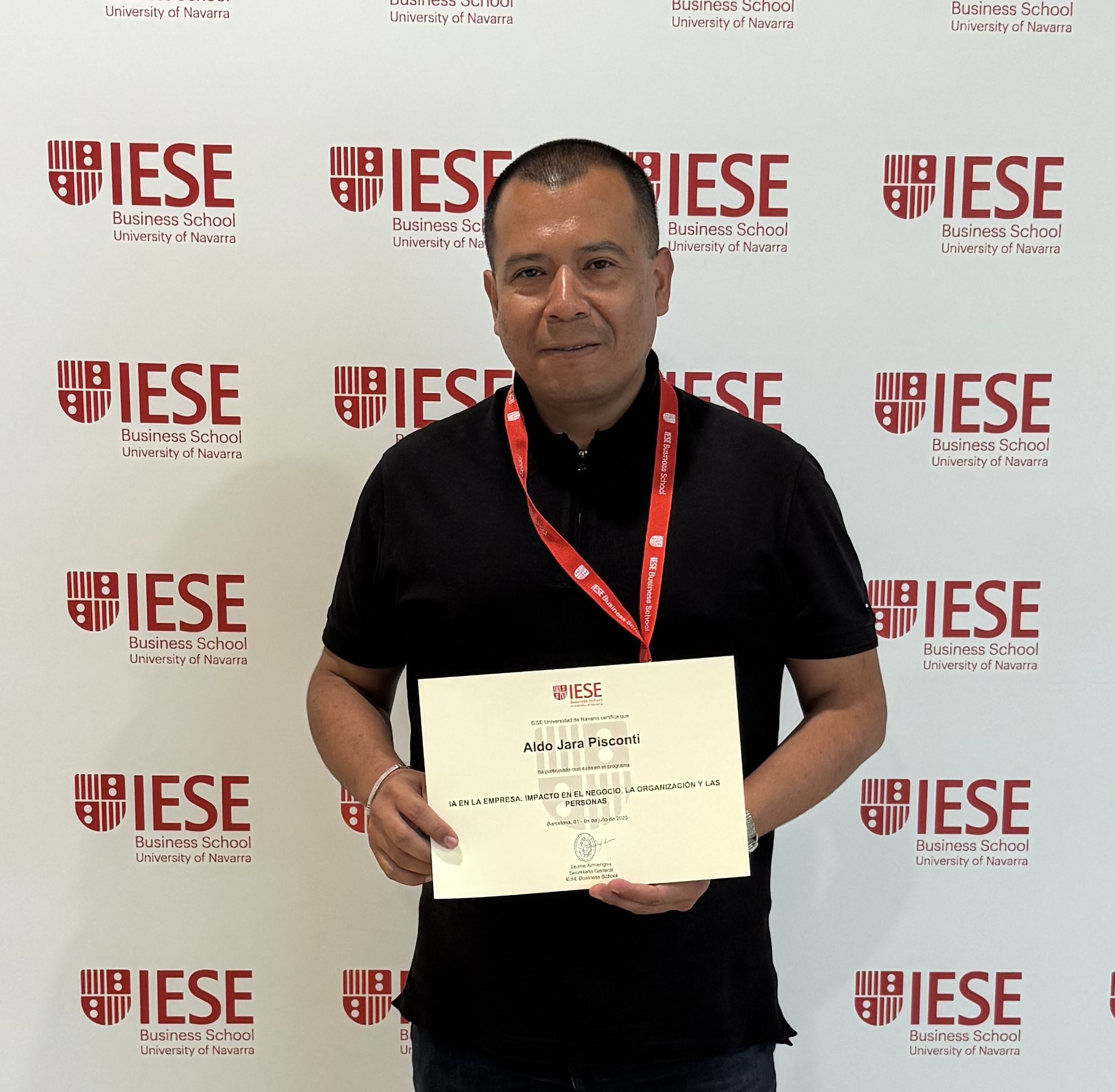 Aldo Jara Pisconti con certificado IESE Business School
